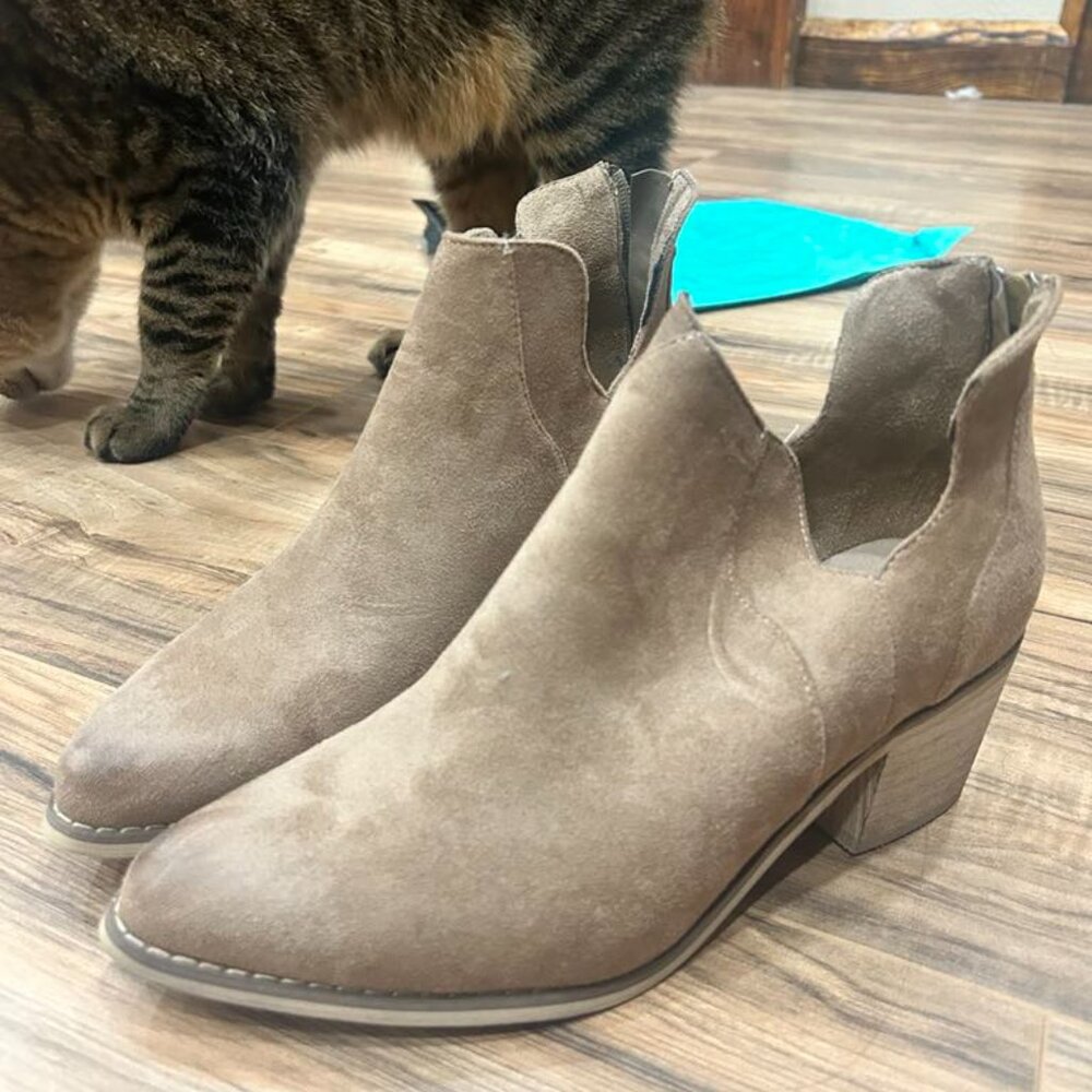 BRAND NEW Natural Reflection Womens Suede Booties - Size 7